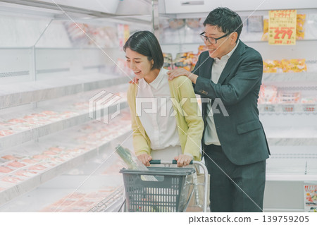 supermarket, couple, heterosexual couple 139759205