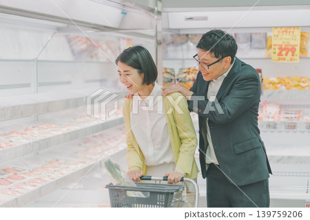 supermarket, couple, heterosexual couple 139759206