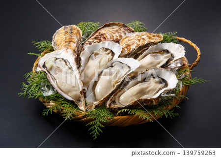 來自廣島縣的新鮮帶殼牡蠣。 來自廣島縣的新鮮帶殼牡蠣。 139759263