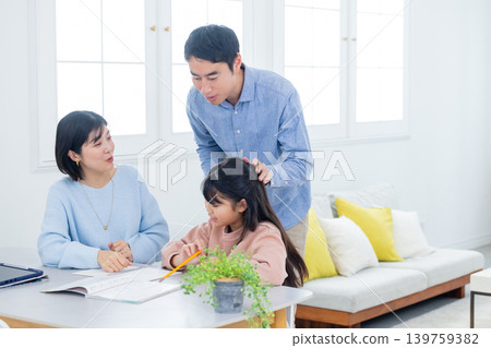 Elementary school students and their families studying at home Elementary school students and their families studying at home 139759382