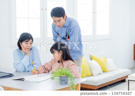 小學生及其家人在家學習 139759387