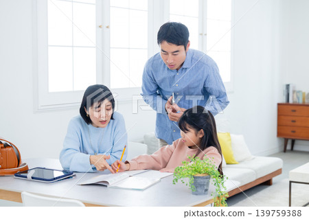 小學生及其家人在家學習 小學生及其家人在家學習 139759388