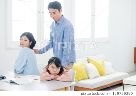 Elementary school students and their families studying at home 139759390