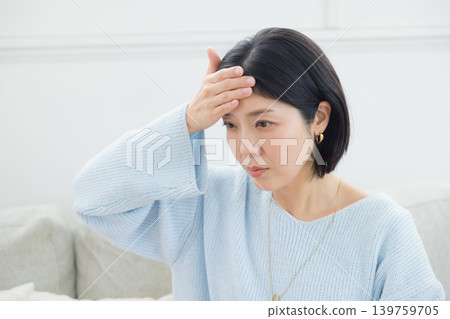 一個患有頭痛的女人 139759705