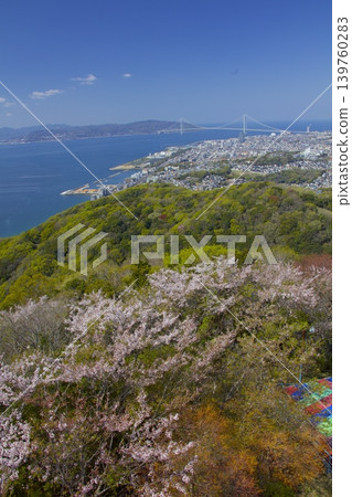 從須磨浦山地公園的觀景台上可以看到淡路島和明石海峽大橋。 從須磨浦山地公園的觀景台上可以看到淡路島和明石海峽大橋。 139760283