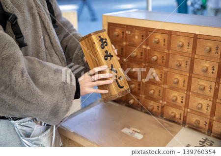 在神社抽籤的人 在神社抽籤的人 139760354