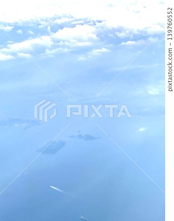 船在雲層下航行。 139760552