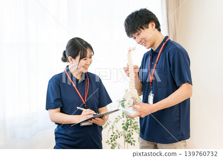 Male and female physical therapists (rehabilitation, sports orthopedics, trainers) explaining using skeletal specimens Male and female physical therapists (rehabilitation, sports orthopedics, trainers) explaining using skeletal specimens 139760732
