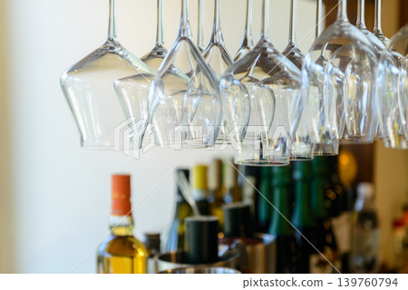酒吧的酒架上倒掛著酒杯和酒瓶。 酒吧的酒架上倒掛著酒杯和酒瓶。 139760794