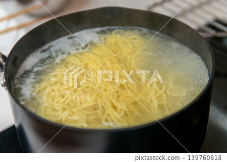 特寫鏡頭:鍋子裡煮著中國麵條——烹飪場景 特寫鏡頭:鍋子裡煮著中國麵條——烹飪場景 139760818