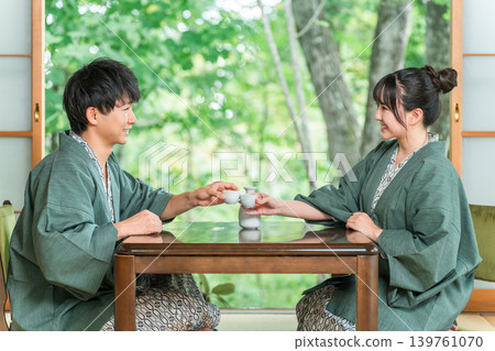 身著浴衣的男女在日式旅館的房間裡倒清酒,已婚夫婦,情侶(清酒) 身著浴衣的男女在日式旅館的房間裡倒清酒,已婚夫婦,情侶(清酒) 139761070