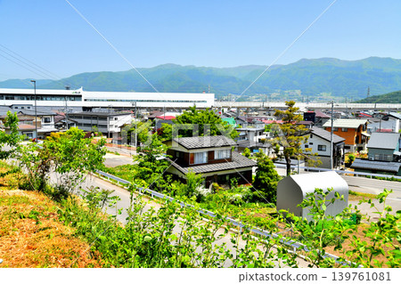 從南面眺望北陸新幹線飯山站附近地區（長野縣飯山市）[2026年5月] 139761081