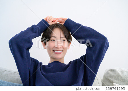 放鬆在沙發的日本婦女 放鬆在沙發的日本婦女 139761295