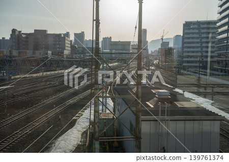 多條鐵路線交會的景觀。 多條鐵路線交會的景觀。 139761374