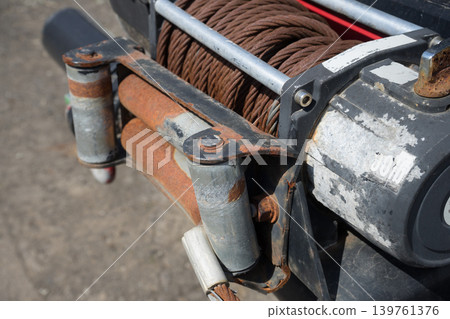Rusty suspension winch 139761376
