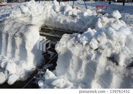 初春時節，公園裡的階梯正被清理積雪。 139761432