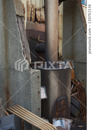 Next to the factory where miscellaneous goods are stored 139761536