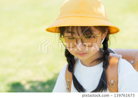 Elementary school student wearing sunglasses Elementary school student wearing sunglasses 139761673