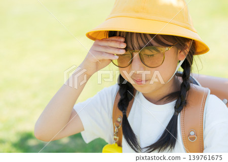 戴著太陽眼鏡的小學生 戴著太陽眼鏡的小學生 139761675