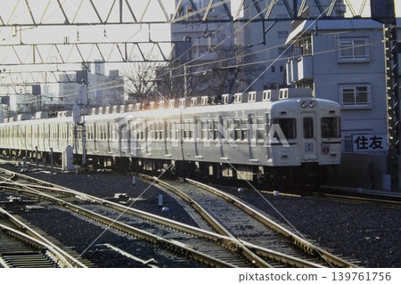京王線5000系列列車，包括5122號車廂，在夕陽下熠熠生輝，笹塚，1980年1月27日。 139761756