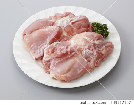 Young chicken thigh Young chicken thigh 139762107