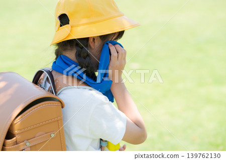 一個小學女生正在擦汗 一個小學女生正在擦汗 139762130
