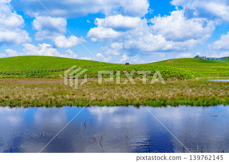Early summer on the Soni Plateau; white clouds floating in the blue sky reflected on the surface of the Okame Pond, which I have returned to; northeast direction. Early summer on the Soni Plateau; white clouds floating in the blue sky reflected on the surface of the Okame Pond, which I have returned to; northeast direction. 139762145