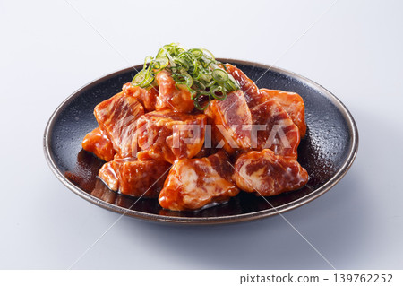 牛小排和牛肋排，已調味，適合日式烤肉（Yakiniku）。 139762252