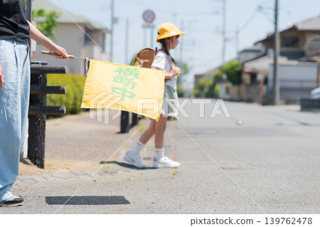 小學生上下學途中,以及用於交通安全監控的旗幟。 小學生上下學途中,以及用於交通安全監控的旗幟。 139762478