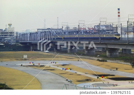 1980 年 2 月 14 日,橫須賀線列車駛過東海道線六後川大橋,其中包括車廂 Kuha 111-1071。 1980 年 2 月 14 日,橫須賀線列車駛過東海道線六後川大橋,其中包括車廂 Kuha 111-1071。 139762531