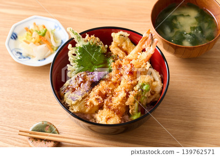 Tempura rice bowl served in a bowl Tempura rice bowl served in a bowl 139762571