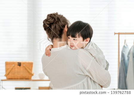 家中，母親抱著一個男孩（家庭，父母和孩子） 139762788