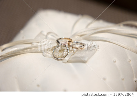 結婚戒指和訂婚戒指求婚 結婚戒指和訂婚戒指求婚 139762804