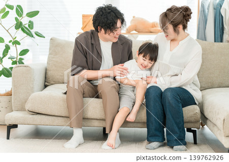 家人在家裡的沙發上放鬆,家庭,育兒(感情,家庭之愛) 家人在家裡的沙發上放鬆,家庭,育兒(感情,家庭之愛) 139762926