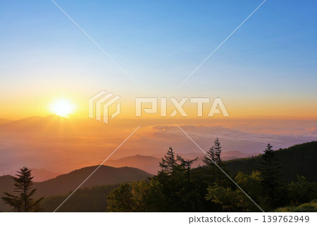 The sun at dawn from the Utsukushigahara Plateau in Nagano Prefecture The sun at dawn from the Utsukushigahara Plateau in Nagano Prefecture 139762949