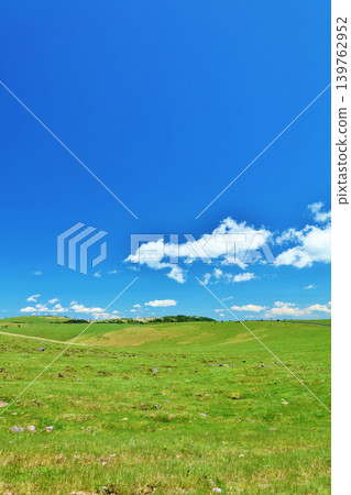 Nagano Prefecture, Utsukushigahara Plateau, blue sky farm scenery Nagano Prefecture, Utsukushigahara Plateau, blue sky farm scenery 139762952