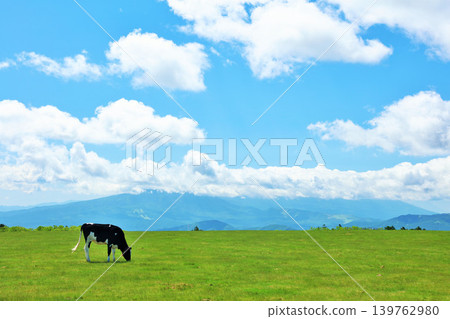 長野縣美原高原藍天農場風景 長野縣美原高原藍天農場風景 139762980