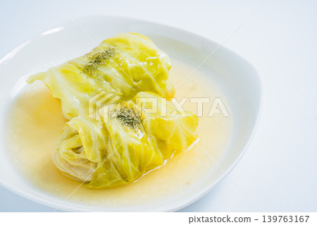 白色背景上的捲心菜捲 白色背景上的捲心菜捲 139763167