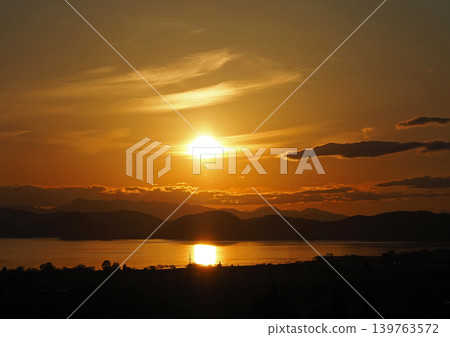 橙色的夕陽燦爛地照耀著豬苗代湖,湖面波光粼粼,構成了美麗而壯觀的景象。 橙色的夕陽燦爛地照耀著豬苗代湖,湖面波光粼粼,構成了美麗而壯觀的景象。 139763572