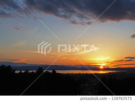 夕陽西下,映照著豬苗代湖。橙色的雲朵和湖面在藍天的襯托下,構成了一幅壯麗而美麗的景象。 夕陽西下,映照著豬苗代湖。橙色的雲朵和湖面在藍天的襯托下,構成了一幅壯麗而美麗的景象。 139763573