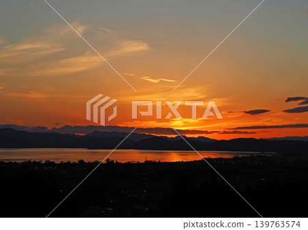 夕陽西下,落日餘暉灑在豬苗代湖對岸,橘色的雲朵和湖面泛著迷人的光輝。 夕陽西下,落日餘暉灑在豬苗代湖對岸,橘色的雲朵和湖面泛著迷人的光輝。 139763574