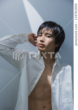 穿白襯衫的男人 穿白襯衫的男人 139763809