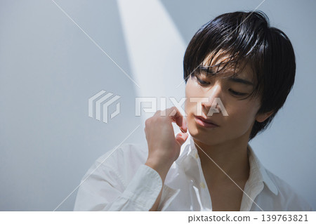 穿白襯衫的男人 139763821