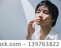 穿白襯衫的男人 139763822