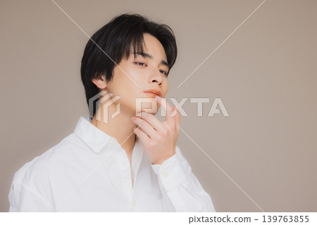穿白襯衫的男人 139763855