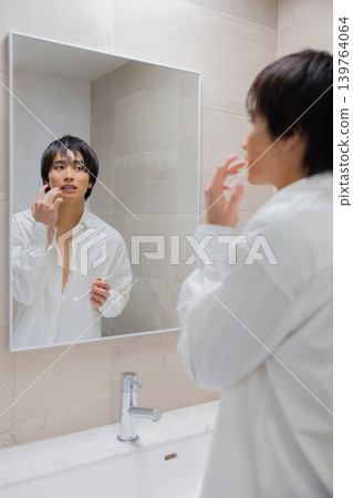 一個人看到一面鏡子 一個人看到一面鏡子 139764064