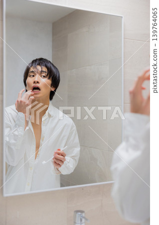 一個人看到一面鏡子 一個人看到一面鏡子 139764065