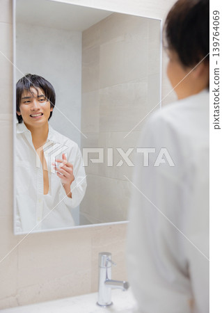 一個人看到一面鏡子 139764069