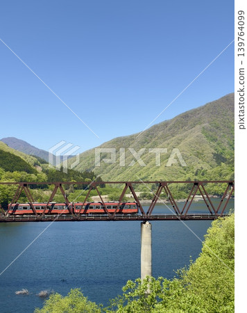 會津山地快車穿過鬱鬱蔥蔥的碇川湖。 139764099