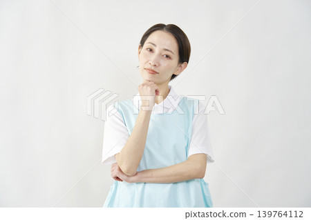 女性護理員在思考，白色背景 139764112